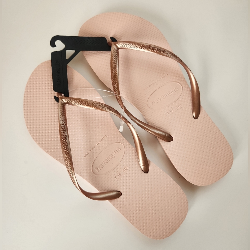 NWT Havaianas Peachy-Pink Flip-flops with Skinny Metallic Strap